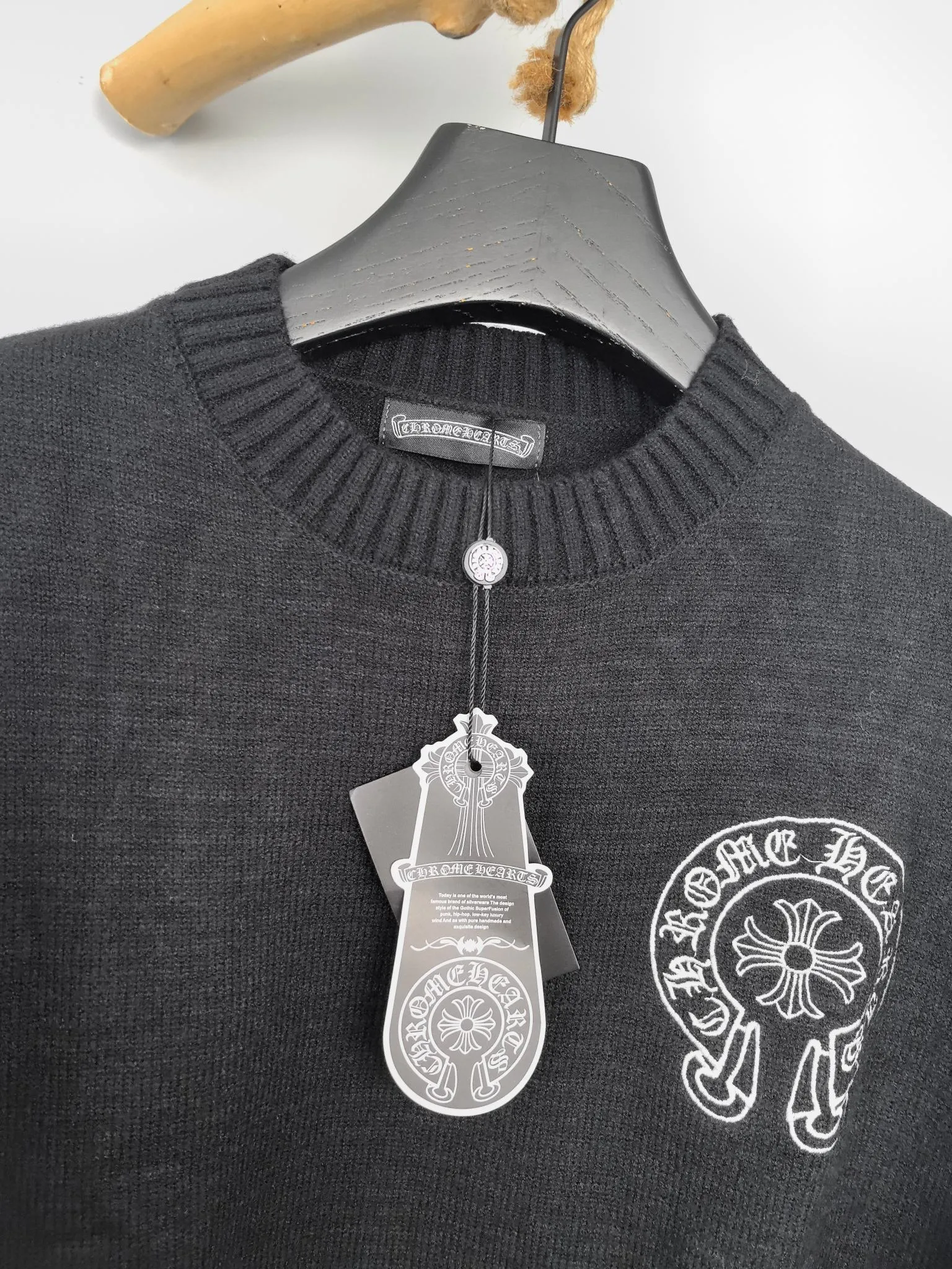 P360 Chrome Hearts 2025 new Sanskrit cross-flower knitted pullover in autumn and winter. The fabric is made of pure cotton wool. It has a delicate and soft touch. The texture is breathable. It is matched with 1x1 thread in the same cylinder. The collar thread is a pure cotton zipper thread. The back is made of imported embroidery machine and is not easy to fall off. It is super delicate. It is like a ceiling. The hangtags are all developed and customized according to the original version. It adopts a box-cut design, which is more simple and loose, and also hides meat and skinny products. The product is extremely difficult. Extremely white and youthful, suitable for both men and women. It is an indispensable simple item in autumn. Positioned tailoring. Oversize. Loose fit. Full of details. Customized matching accessories. Leather embossed craftsmanship. The style is rock and roll retro. The workmanship and texture are first-class. The three labels are consistent. The packaging bag has a logo. It is tall and can be worn by both men and women.
